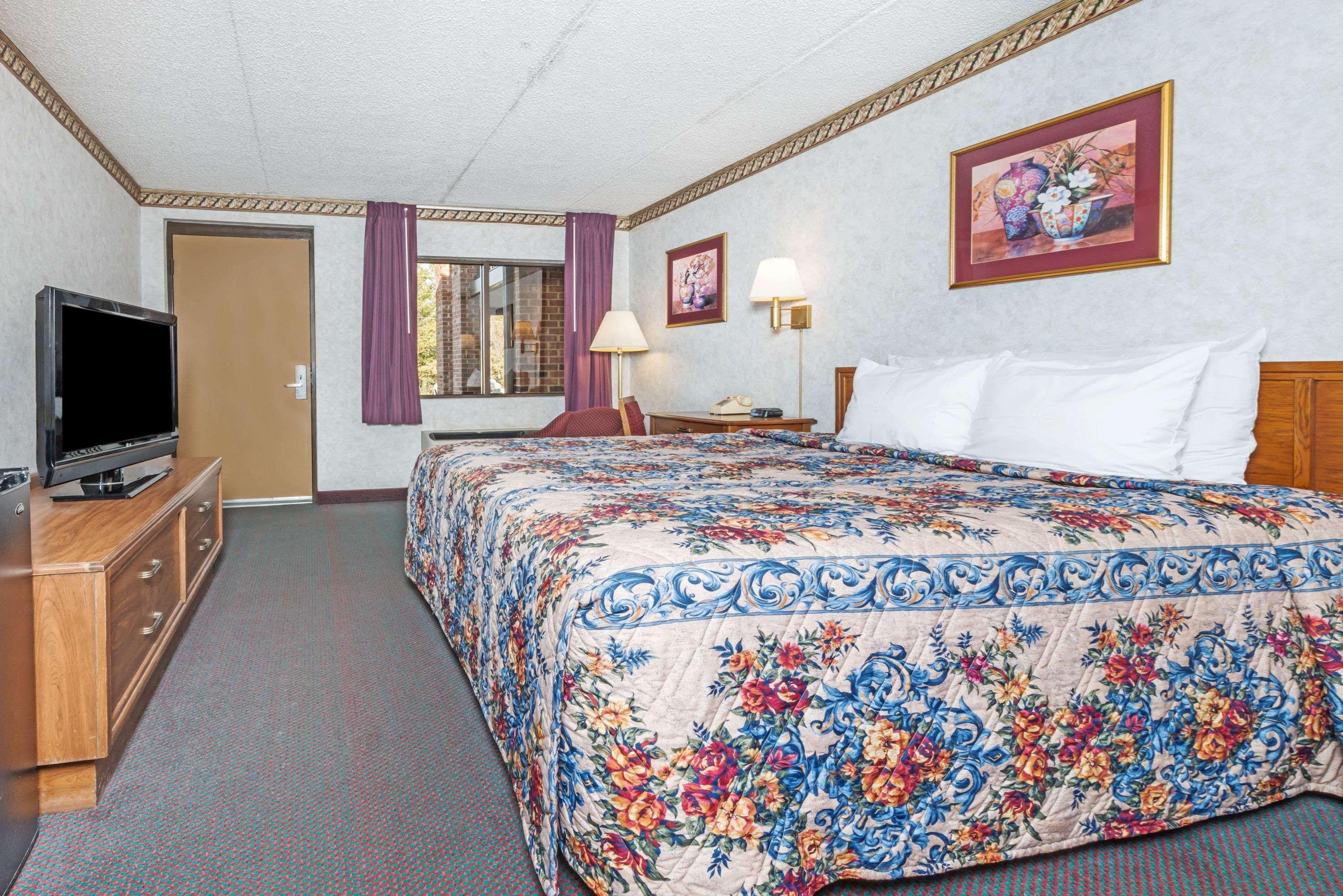 Days Inn By Wyndham New Market Exterior photo