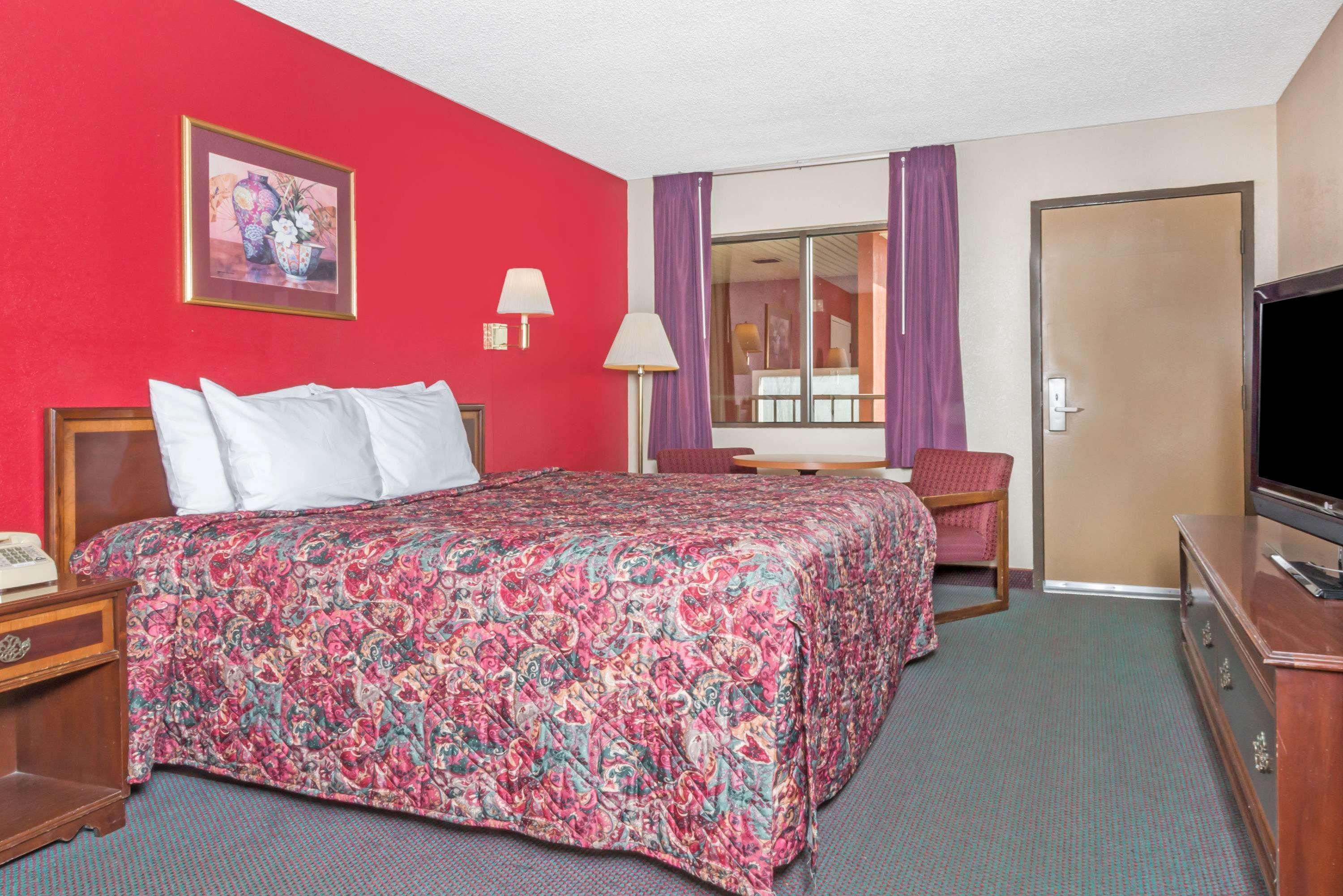 Days Inn By Wyndham New Market Exterior photo