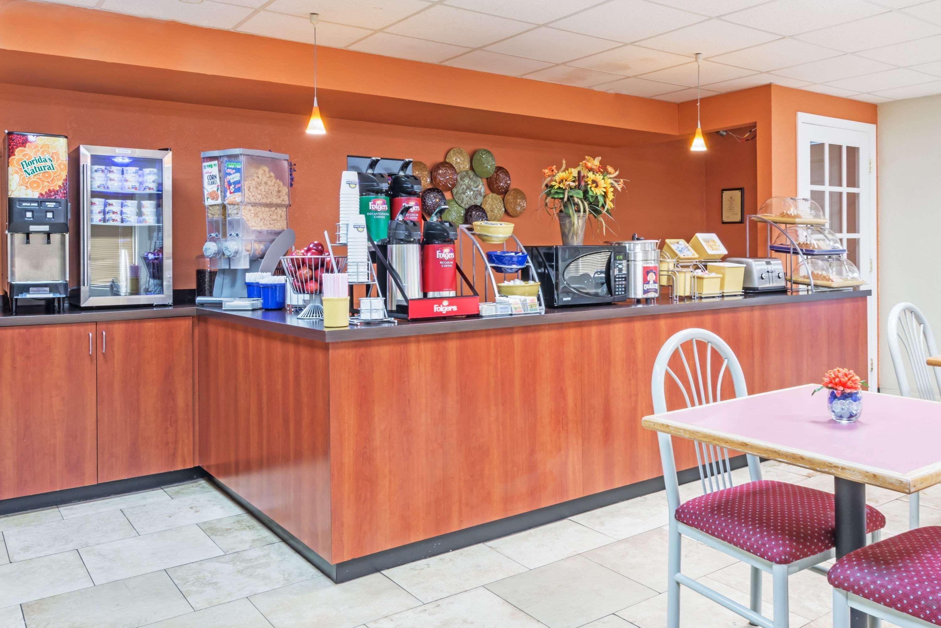 Days Inn By Wyndham New Market Exterior photo